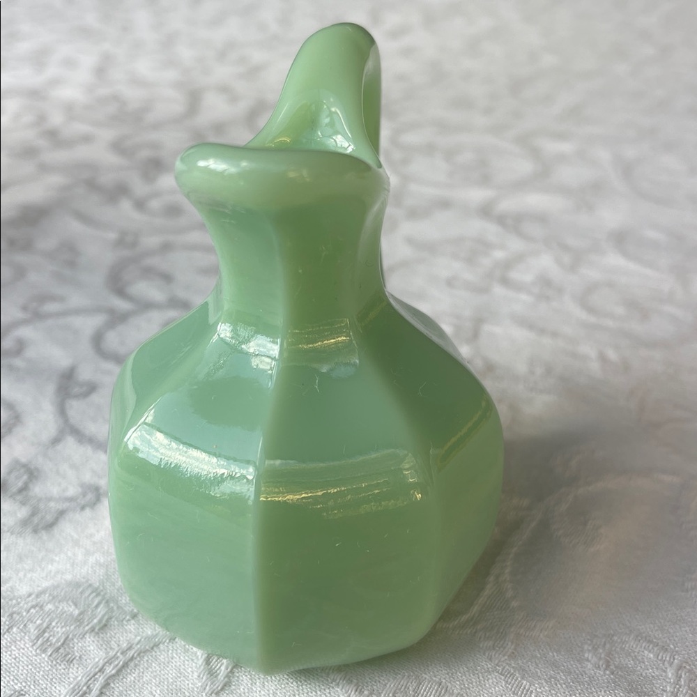 Vintage Jadeite green glass Pitcher - Picture 4 of 8